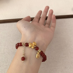 Pulsera de cuentas de vidrio rojo "Ma Shang You Qian" del Año del Caballo Ben Ming Nian: amuleto de prosperidad para la suerte, la riqueza y la protección.