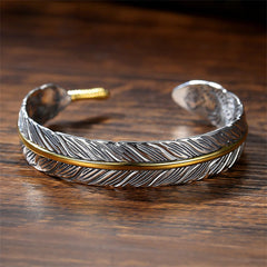 Bracelet manchette sculpté à motif de plumes pour la chance et la richesse