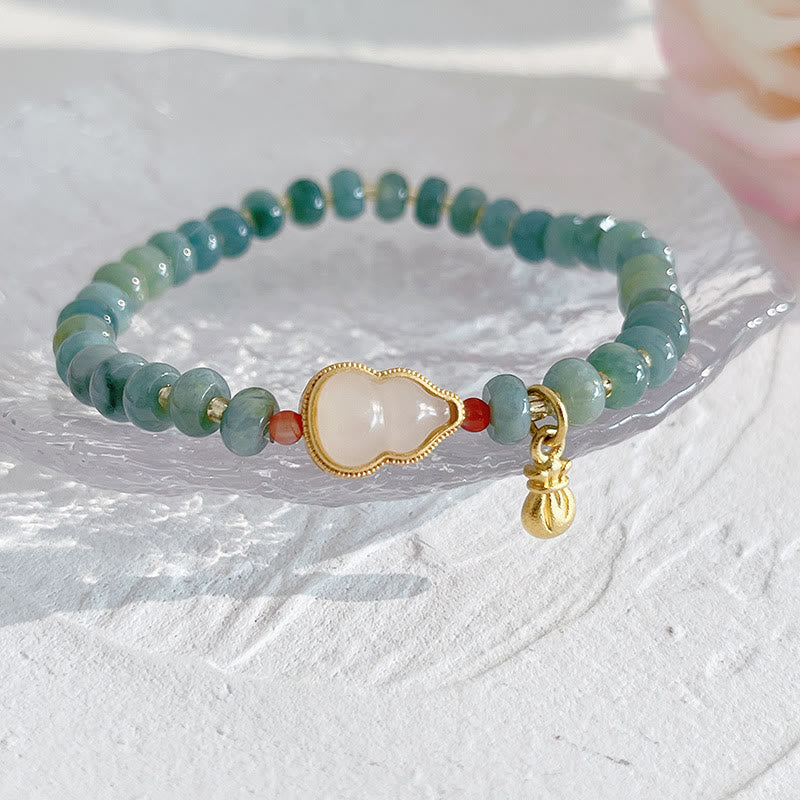 Hetian Jade Pearl Fu Gourd Money Bag Bracelet – Close-up of jade gourd pendant with gold border and red beads, talisman