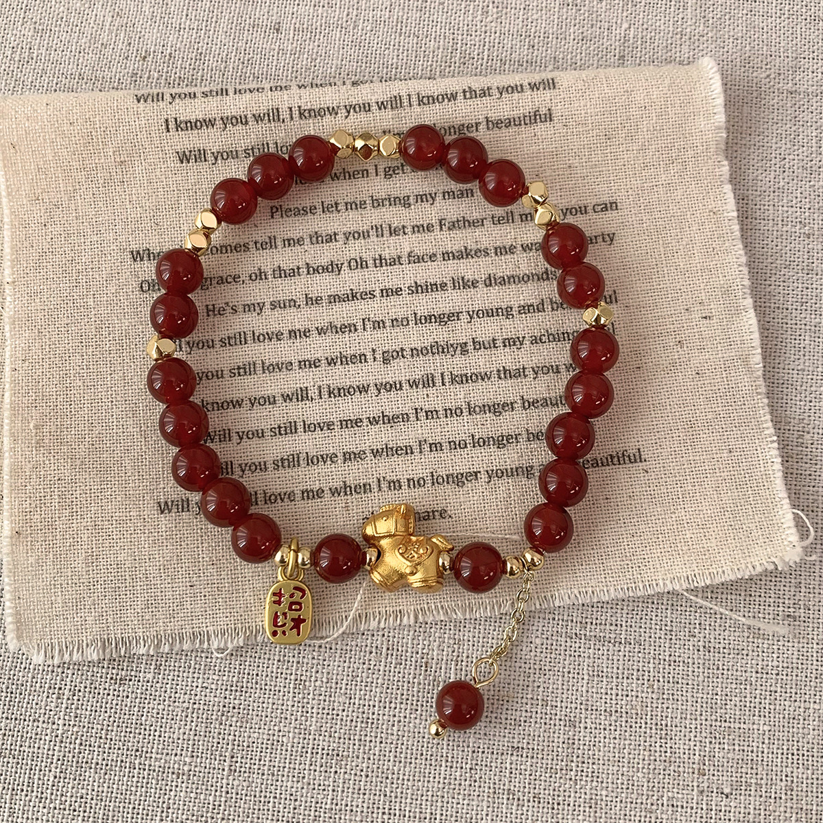 Pulsera de cuentas de vidrio rojo "Ma Shang You Qian" del Año del Caballo Ben Ming Nian: amuleto de prosperidad para la suerte, la riqueza y la protección.