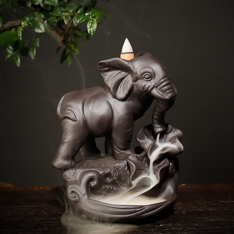 Purple Clay Elephant Backflow Burner – Three-quarter front view with cascading smoke waterfall on dark wood, zen decor Hauptbild