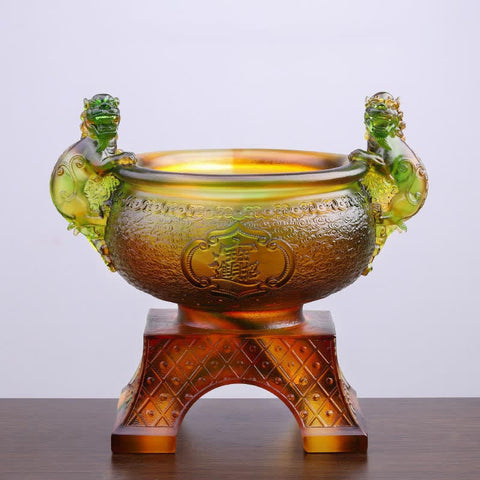 Liuli Crystal PiXiu Bowl – Amber-green liuli crystal treasure bowl with twin PiXiu handles on stand Imagen principal del producto