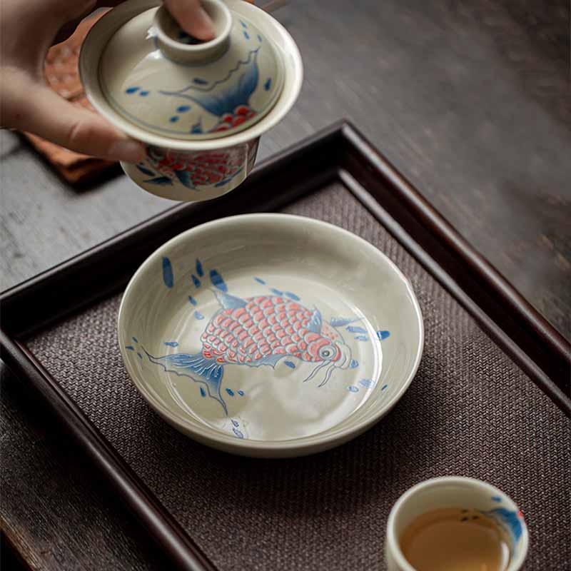 Koi Fish Gaiwan – lid close-up with knob and painted koi, ceramic lid