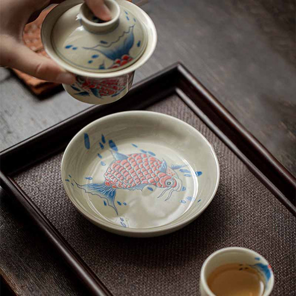 Koi Fish Gaiwan – lid close-up with knob and painted koi, ceramic lid