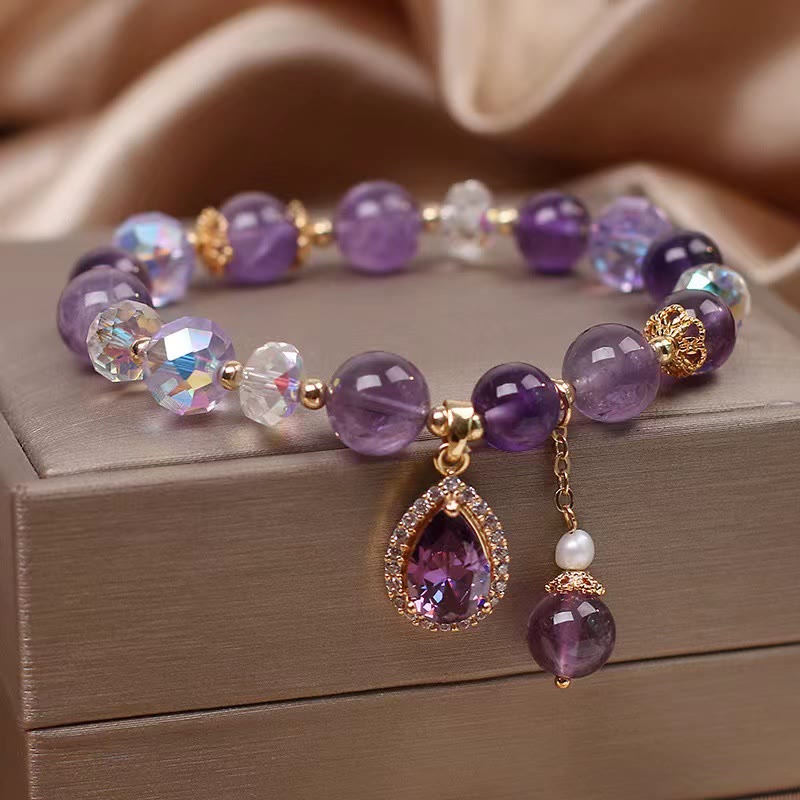 Natural amethyst zircon heart charm bracelet with purple gemstone beads faceted AB crystals gold filigree caps teardrop halo pendant and pearl dangle on champagne gift box Image principale du produit