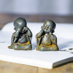 Small Meditating Monk Statue – rust cast resin miniature texture, tiny monk desk decoration