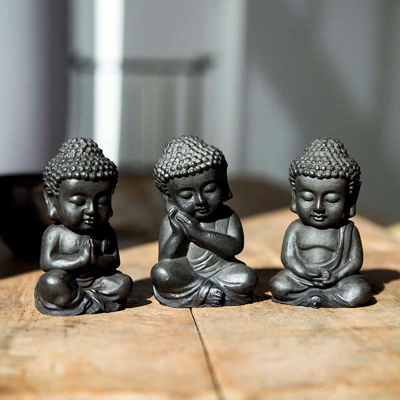 Small Sakyamuni Statue – iron powder speckled surface detail on knee and shoulder area