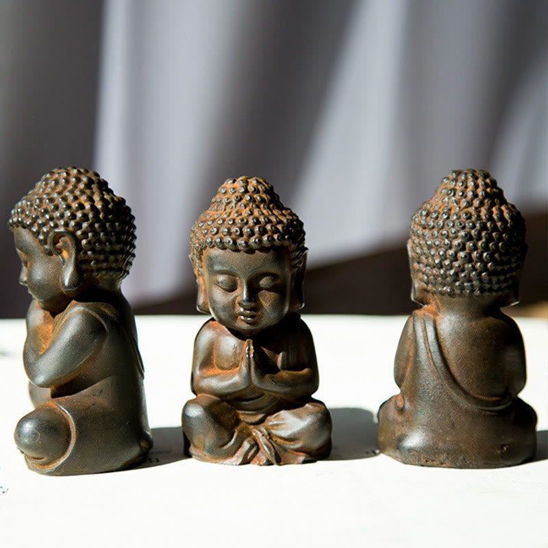 Small Sakyamini Statue – close-up of small scale face with meditative half-closed eyes