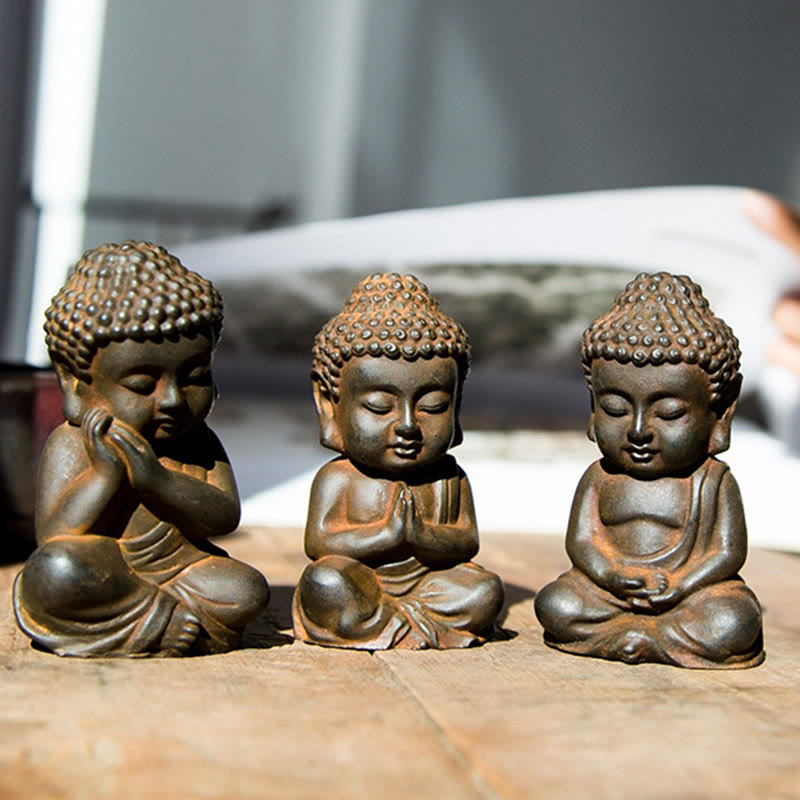 Small Sakyamuni Statue – held between fingers showing pocket travel altar size compact
