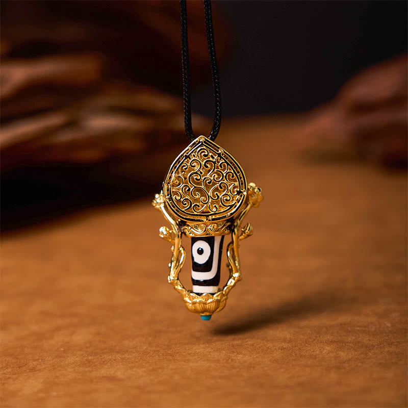 Tibetan Dzi Bead Manjusri Bodhisattva Necklace – dzi bead close-up showing eye patterns and natural agate banding