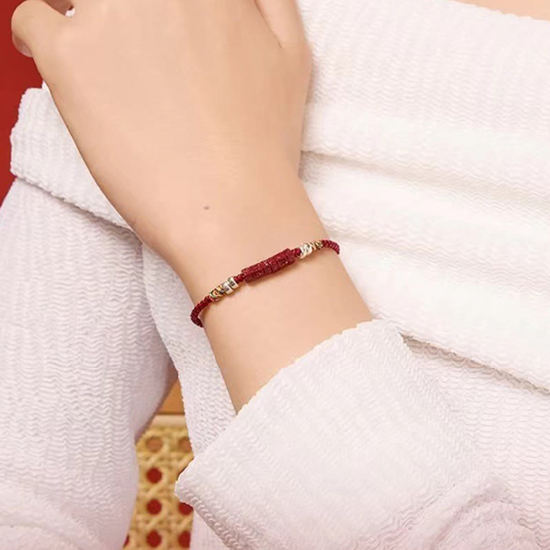 Bracelet en cinabre et corde rouge avec la mention Om Mani Padme Hum Image secondaire du produit