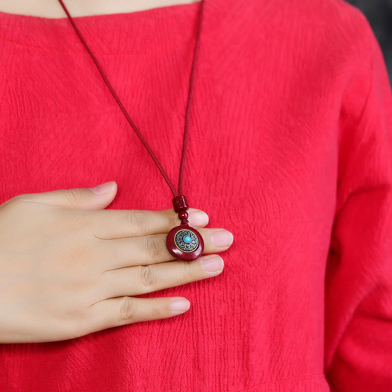 Pendentif en cinabre naturel avec cordon tressé Om Mani Padme Hum Image secondaire du produit