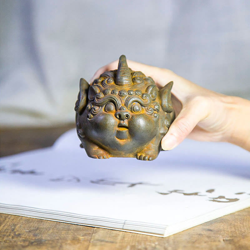 Handmade PiXiu Iron Powder Rust Cast Resin Wealth Statue – Fingers gripping rusted PiXiu, textured iron powder rust finish