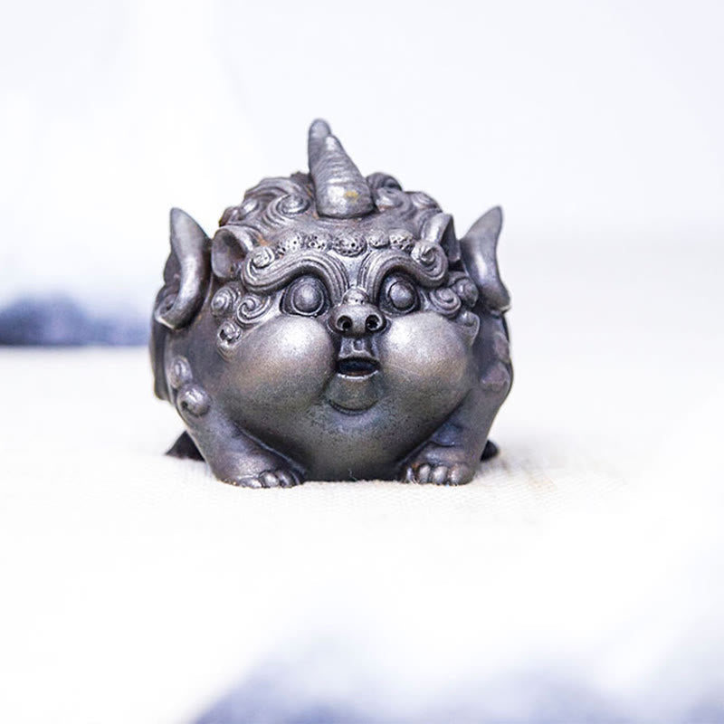 Handmade PiXiu Iron Powder Rust Cast Resin Wealth Statue – Front face close-up of silver PiXiu big round eyes open mouth