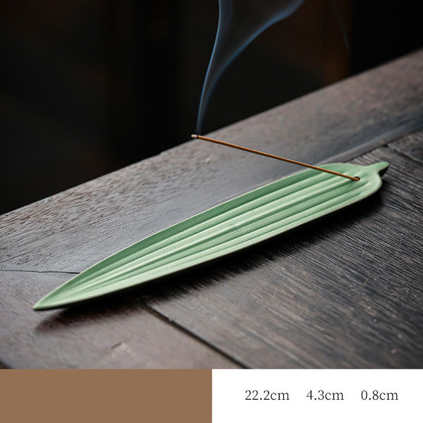 Quemador de incienso de cerámica con hoja de bambú verde