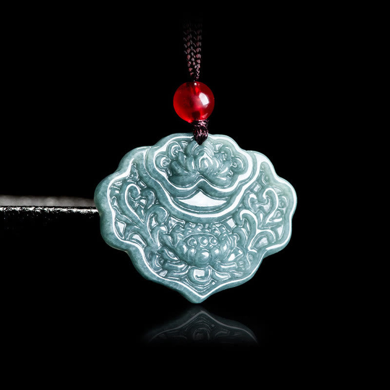 Colgante de jade tallado con motivo de loto | Prosperidad y paz