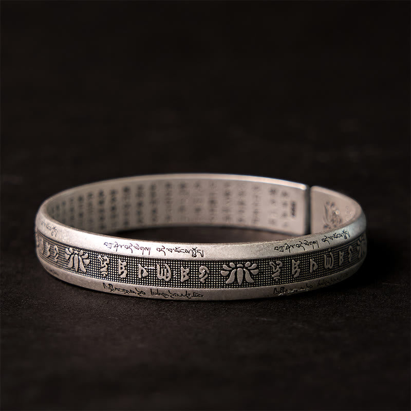 Om Mani Padme Hum Cuff – Three-quarter view revealing dual-sided Tibetan and Chinese engravings on silver band