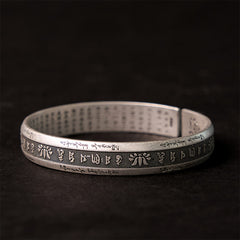Om Mani Padme Hum Cuff – Three-quarter view revealing dual-sided Tibetan and Chinese engravings on silver band