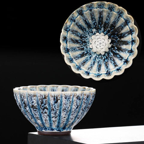Jianzhan Lotus Ceramic Tea Cup dual angle with silver lotus center, blue-white crystalline glaze Imagen principal del producto