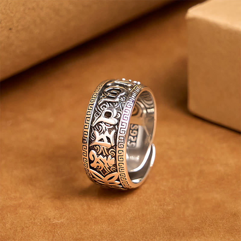 Om Mani Padme Hum Copper Ring – Side view showing Tibetan mantra engraving and S925 stamp, oxidized silver band Imagen principal del producto