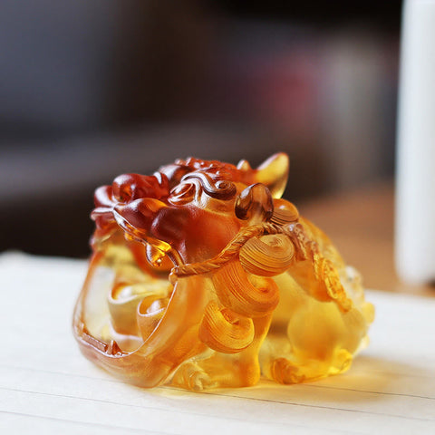 Handmade Liuli Crystal Gold Swallowing Pixiu – Amber liuli Pixiu with gold ingots in mouth, side view, feng shui decor Main image