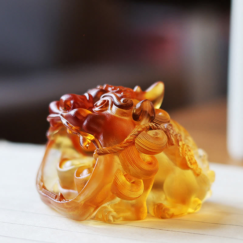 Handmade Liuli Crystal Gold Swallowing Pixiu – Amber Pixiu side profile, crystal craftsmanship, prosperity art