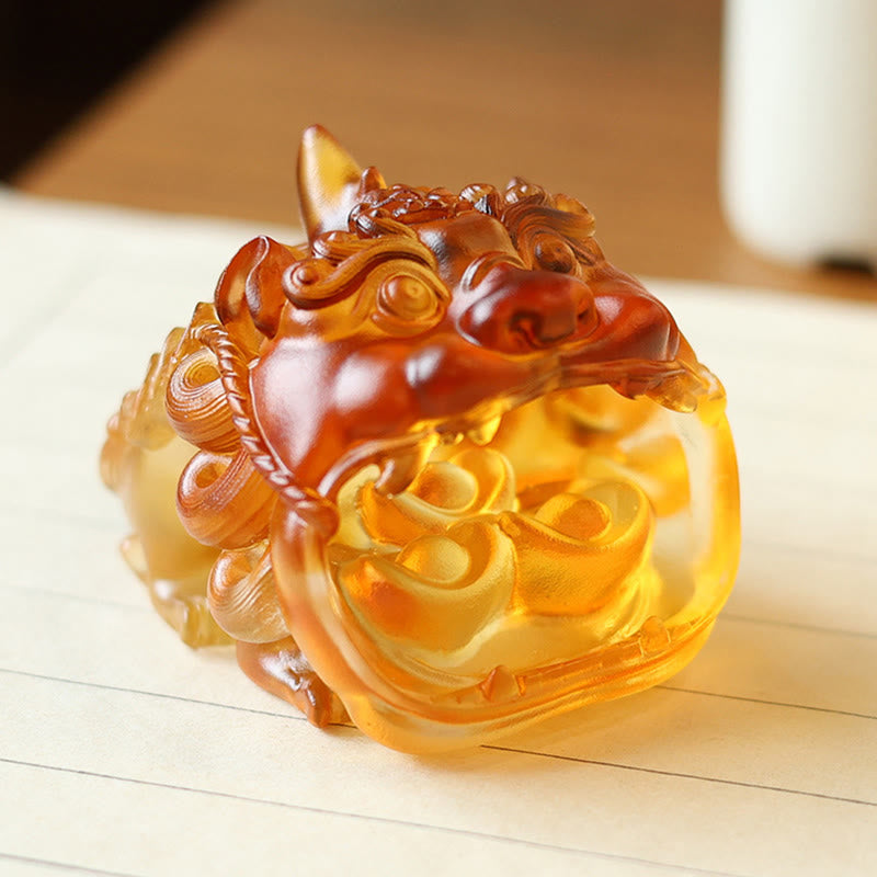 Handmade Liuli Crystal Gold Swallowing Pixiu – Front view of amber liuli Pixiu head with gold ingots, good luck decor