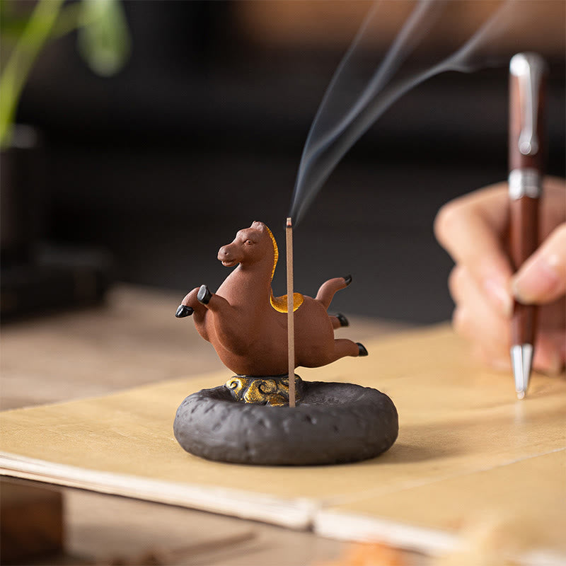 Year of the Horse Incense Burner – Brown horse figure with rising smoke on a textured journal, zen decor Imagen principal del producto
