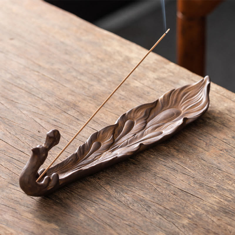 Peacock Shape Ceramic Incense Burner – Two peacock feather holders in teal and bronze with gold eye patterns, one lit, ceramic incense holder Imagen principal del producto