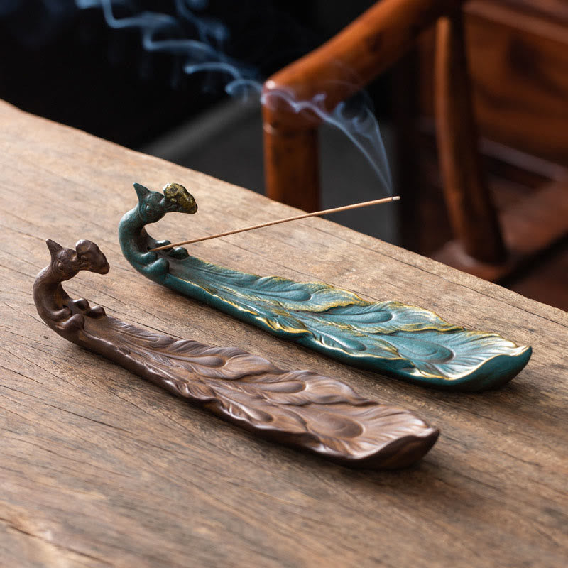 Peacock Shape Ceramic Incense Burner – Two peacock burners in bronze and teal with gold accents, one lit with rising smoke, ceramic incense holder Hauptbild