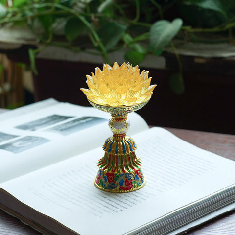 Lotus Liuli Glass Decor - illuminated red crystal lotus flower lamp on ornate bronze pedestal, glowing in dark meditation space Imagen principal del producto