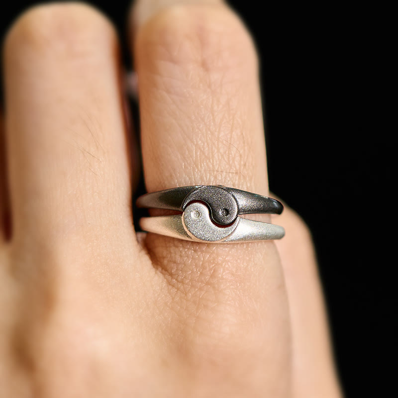 Yin Yang Copper Ring - Interlocking rings worn on finger, profile yin-yang on black background