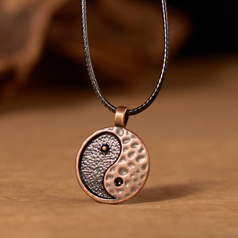 Vintage Yin Yang Necklace - copper gunmetal pendant on black leather cord, hammered metal charm Hauptbild