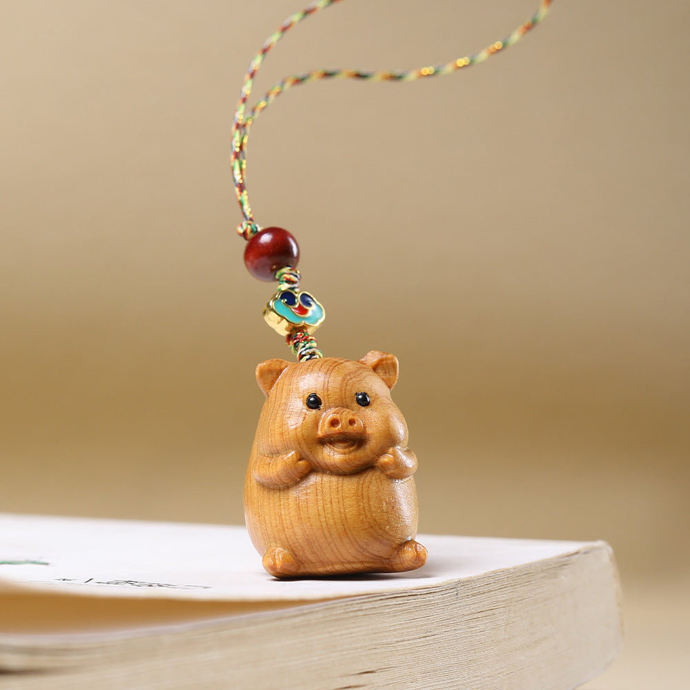 崖柏木雕生肖猪钥匙扣，配彩绳红珠珐琅配饰
