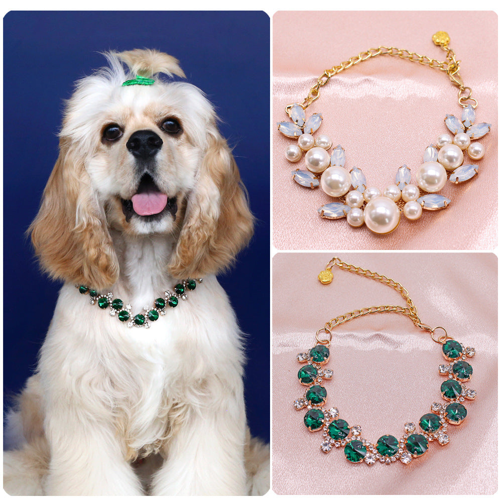 Princess Crystal Pearl Pet Collar – Cocker Spaniel in green crystal collar, pearl and crystal variants on pink Image principale du produit