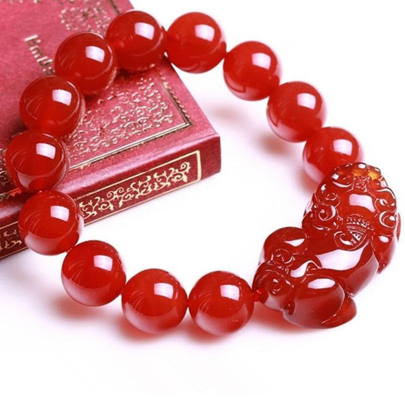 Red Agate PiXiu Wealth Luck Bracelet – glossy red agate beads with carved PiXiu on decorative box, Feng Shui jewelry Hauptbild