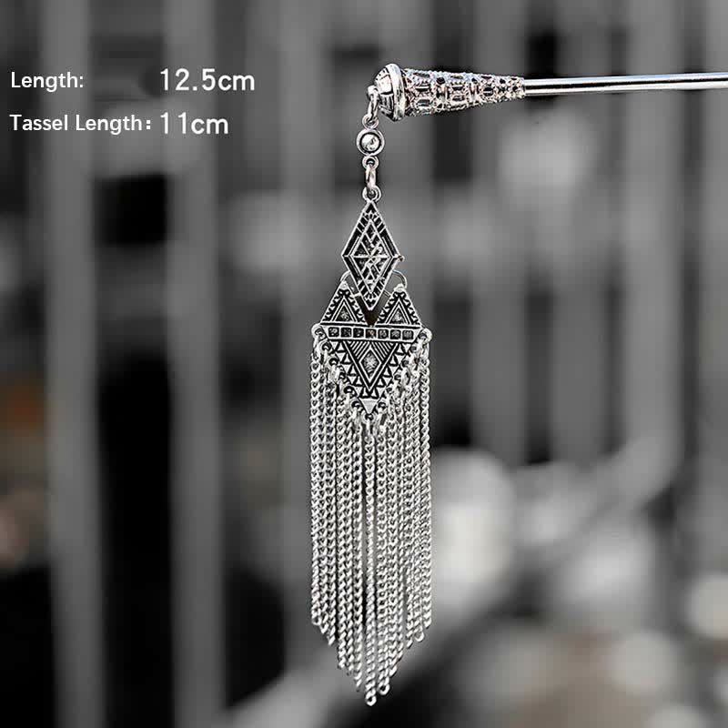Geometric variant diamond pendant with size overlay indoor view