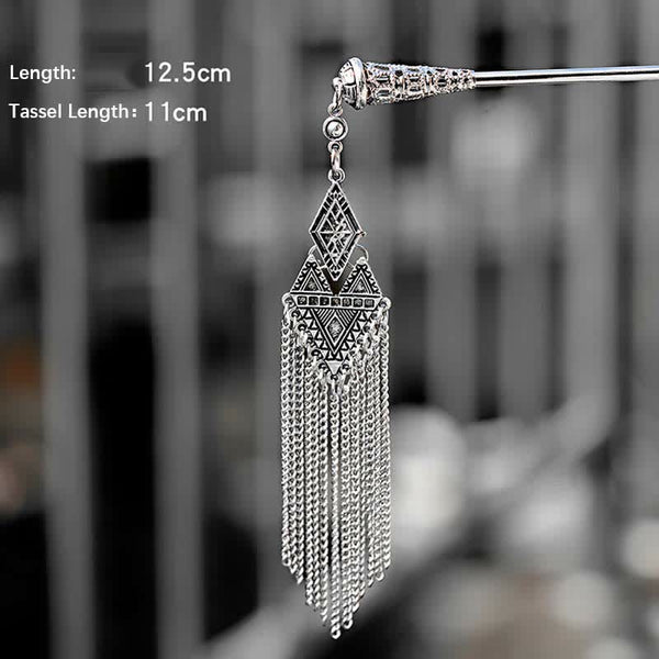 Geometric variant diamond pendant with size overlay indoor view