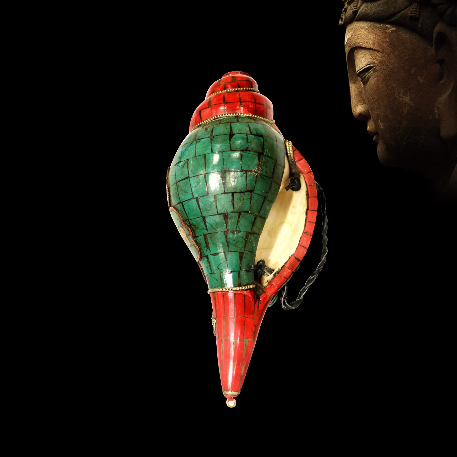 Shankha Om Mani Conch – size comparison next to prayer wheel, compact shrine ornament dimension