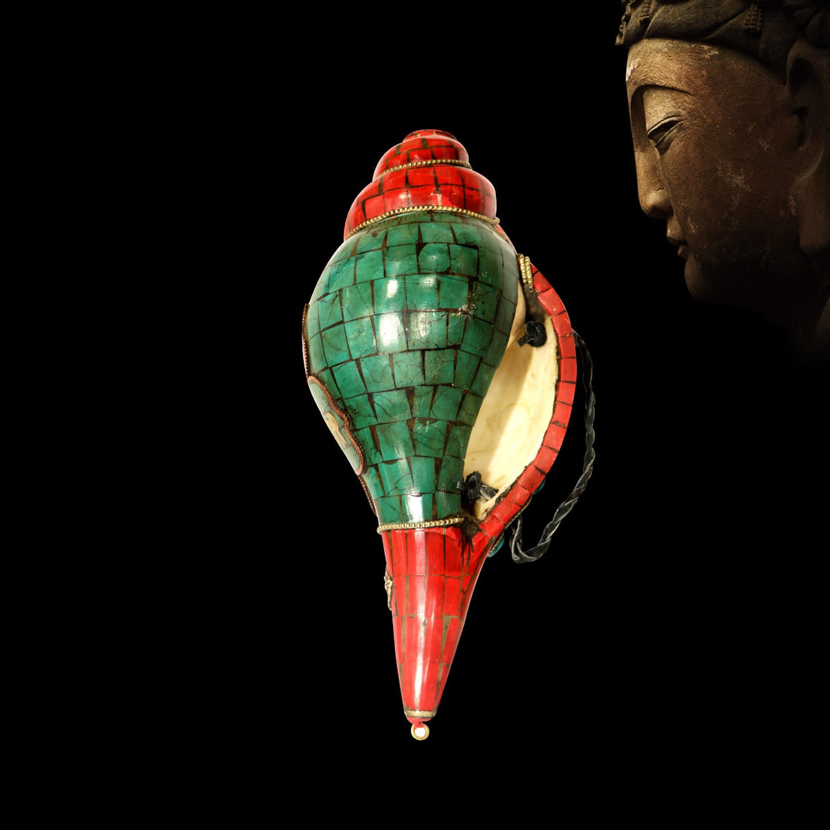 Shankha Om Mani Conch – size comparison next to prayer wheel, compact shrine ornament dimension