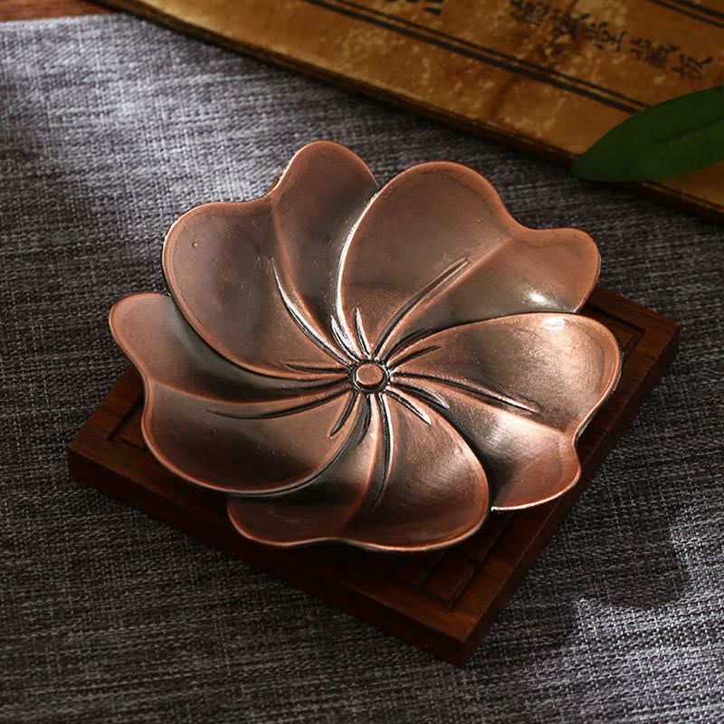 Copper Flower Incense Tray – curved petal dish with wooden base, mindful decor Image principale du produit