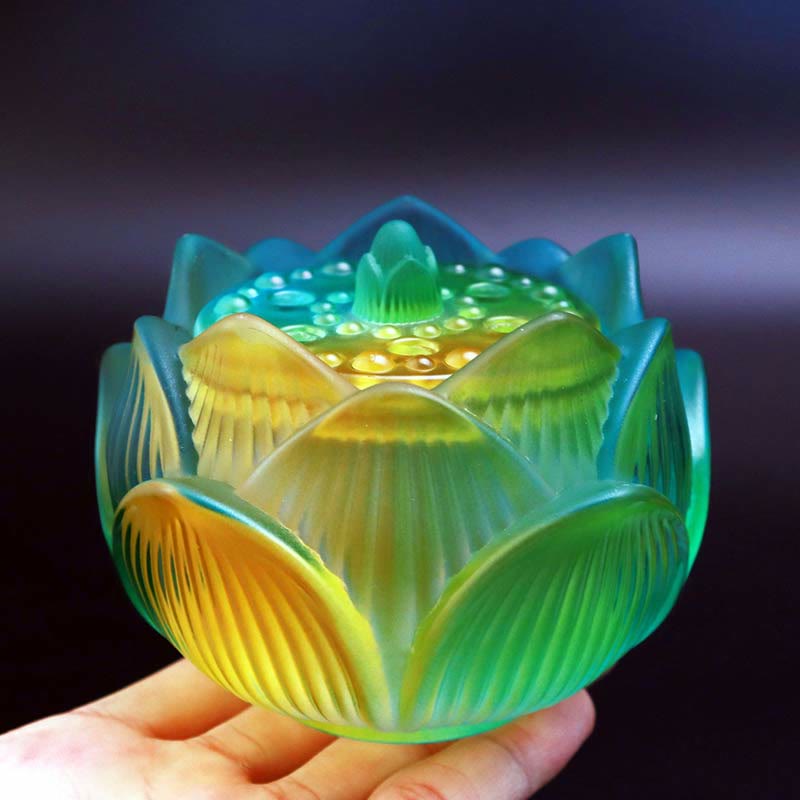 Lotus Liuli Incense Burner - teal-to-gold lotus held in palm, serene Imagen principal del producto