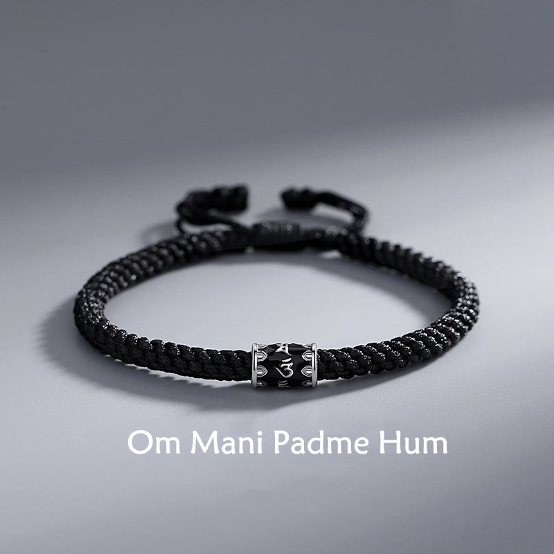 Om Mani Padme Hum Braided Peace Bracelet – flat lay with engraved silver charm, silver braid bracelet Imagen principal del producto