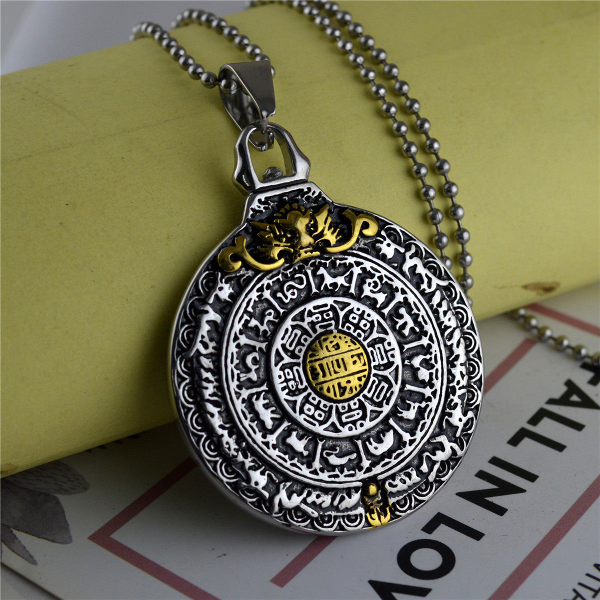 Collier pendentif en acier titane Feng Shui Bagua des Neuf Palais et des Douze Signes du Zodiaque