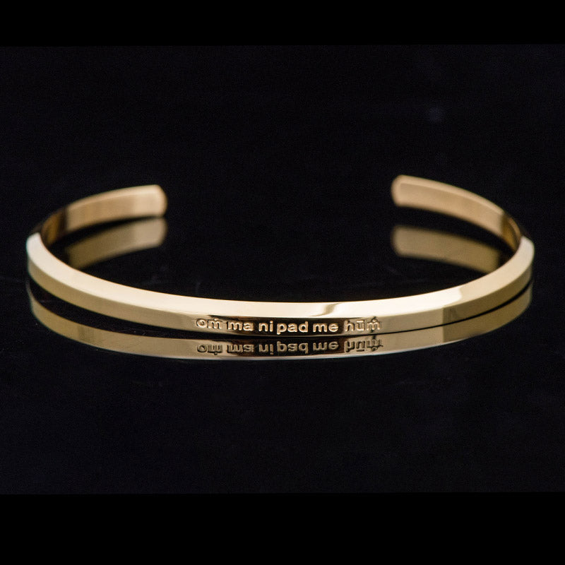 Om Mani Padme Hum Engraved Bracelet – gold cuff with mantra text on black background, spiritual bangle Hauptbild