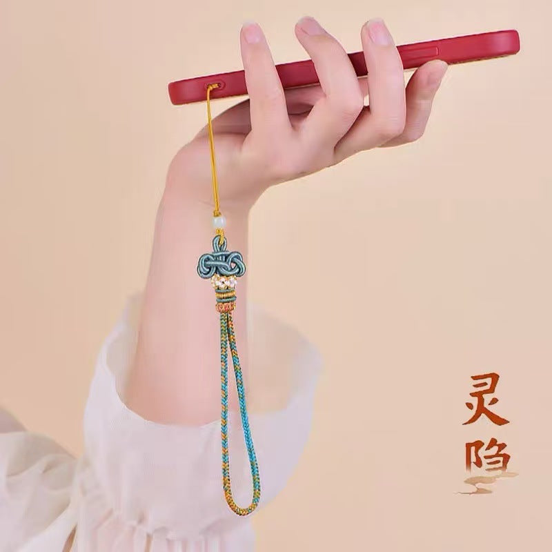 模特手持蓝绿色文昌结手机挂绳展示使用效果