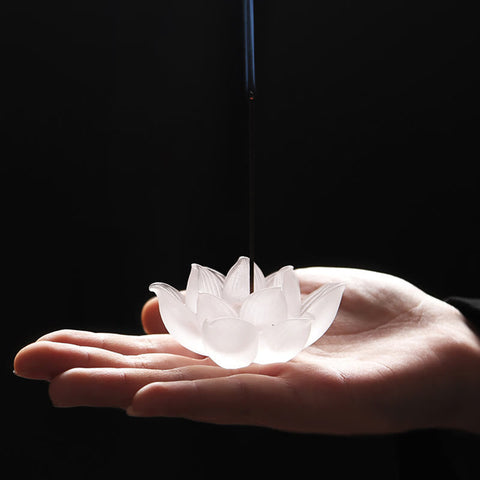 Lotus Liuli Incense Burner – cradled in palm with incense stick against dark backdrop, Serene Image principale du produit