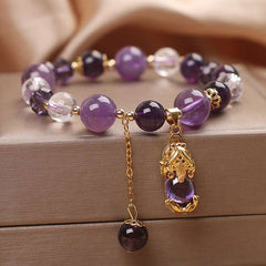 Natural Amethyst PiXiu Healing Bracelet – close-up of gold PiXiu holding amethyst and clear crystal spacer beads, spiritual wealth jewelry