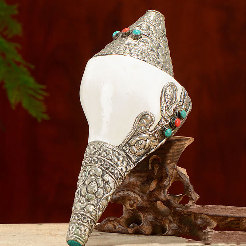 Tibetan Shankha Conch Shell Decoration – Conch diagonal macro, silver sheathing, teardrop turquoise, Detailed