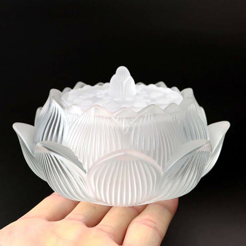 Lotus Liuli Crystal Incense Burner - milky white lotus cradled in hand, elegant Imagen principal del producto